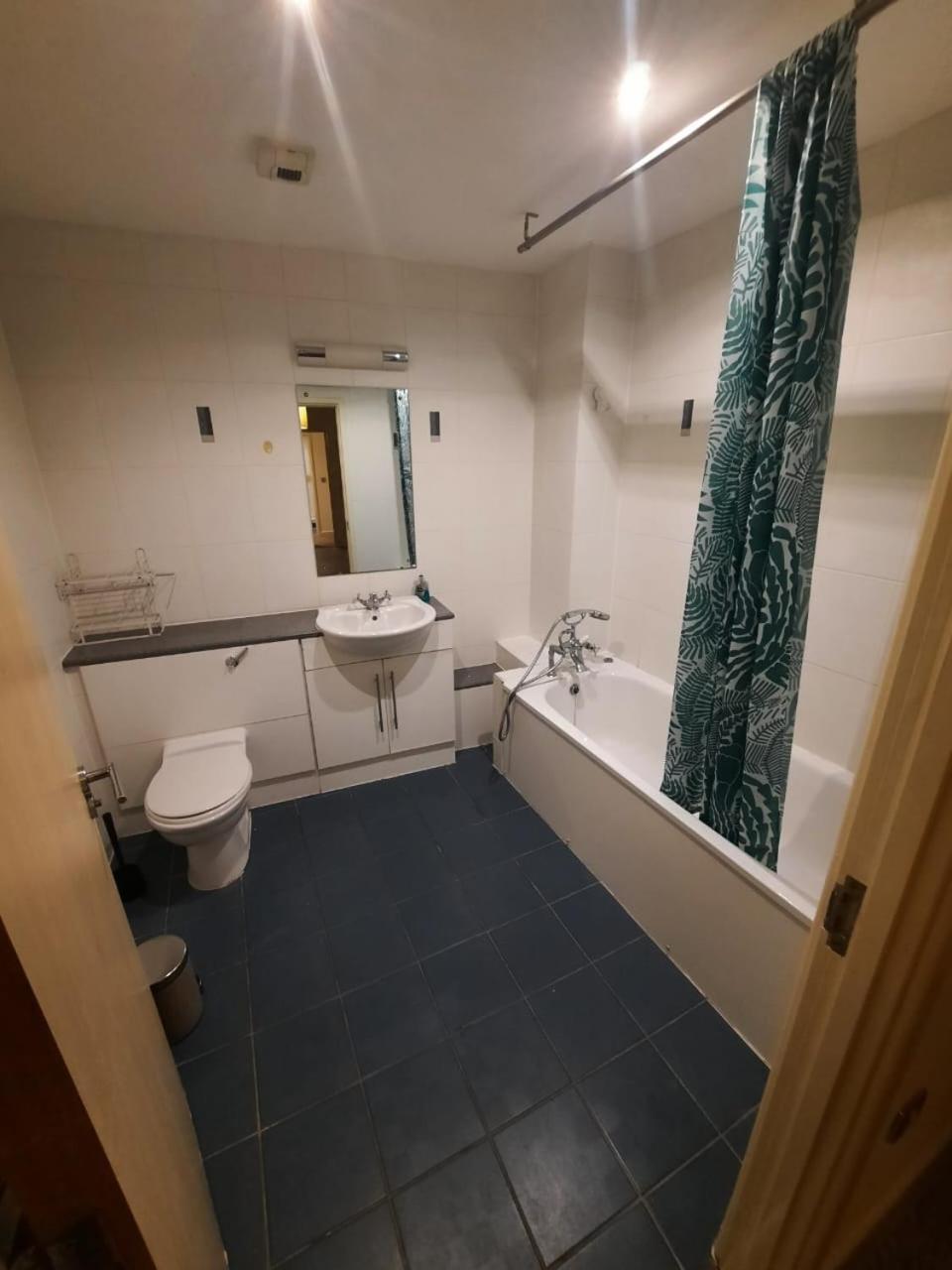 Room In Cardiff City Center - Swiftstay Exteriör bild